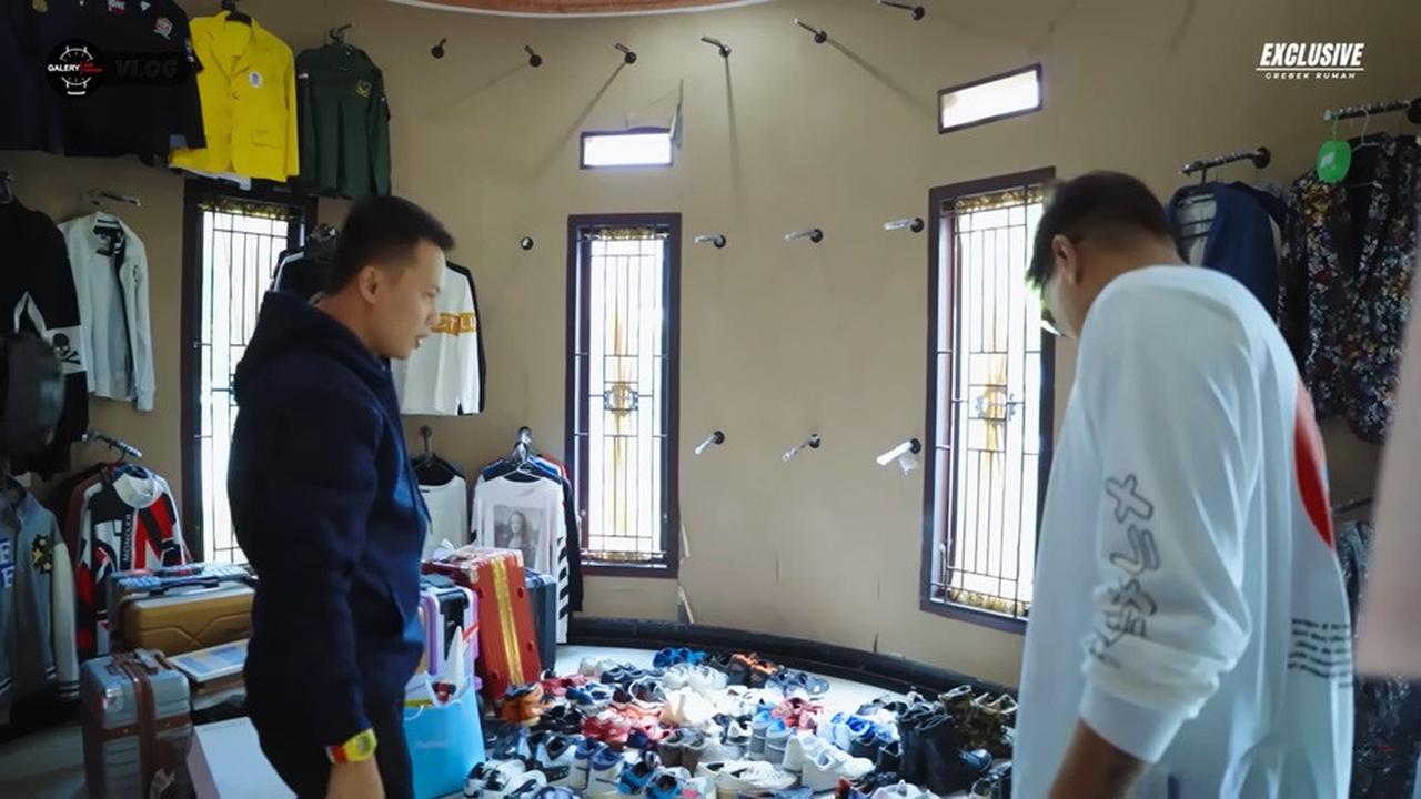 Terdapat sebuah kamar khusus yang difungsikan sebagai tempat menyimpan koleksi sepatu dan wardrobe milik Andika.