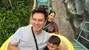 <p>Baim Wong juga membagikan beberapa momen menikmati waktu bersama dua anaknya. Mengunjungi area bermain untuk membahagiakan kedua putranya. [Instagram/baimwong]</p>