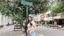 Usai dari Taman Sari, ia pun bergeser sedikit ke Jalan Malioboro. Sebuah jalan yang sangat terkenal di Indonesia sebagai destinasi wisata ini pun terlihat lengang. Sambil berpose di depan papan nama jalan, gaya Elina pun menuai banyak pujian netizen. (Liputan6.com/IG/@elinaaaaajoerg)