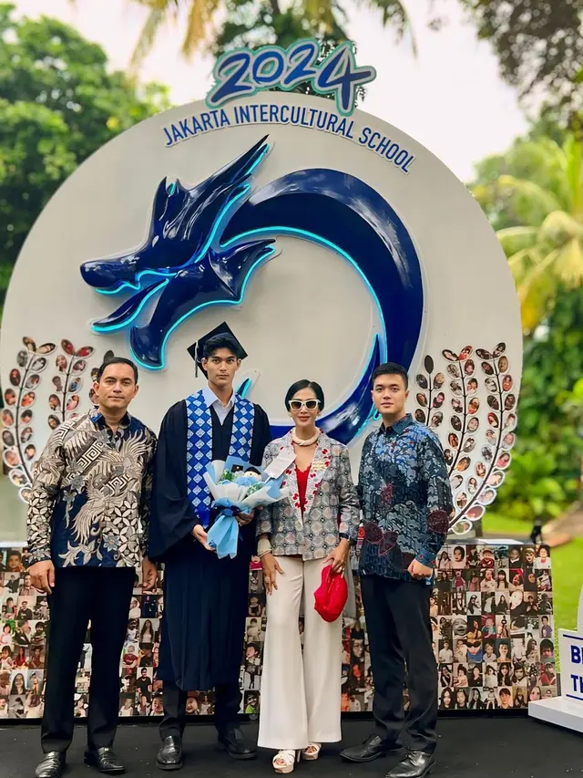 10 Gaya Modis Artis Dampingi Anak Wisuda, Dewi Perssik Tampil Anggun Bergaun Panjang hingga Diah Permatasari Bergaya Ibu Sosialita