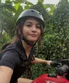Liburan di Bali, Acha pun mencoba ATV. Ia tampil mengenakan t shirt hitam senada dengan helm nya. Wajahnya pun terlihat bare face.