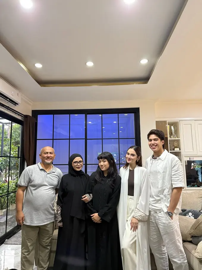 Gaya El Rumi Lebaran Idul Adha di Rumah Syifa Hadju, Tampil Kontras dengan Calon Mertua