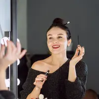 Makeup sederhana kini menjadi pilihan banyak perempuan yang ingin tampil segar tanpa ribet. Gaya simple makeup menonjolkan kecantikan alami dengan hasil yang ringan dan effortless. (foto/dok: freepik)