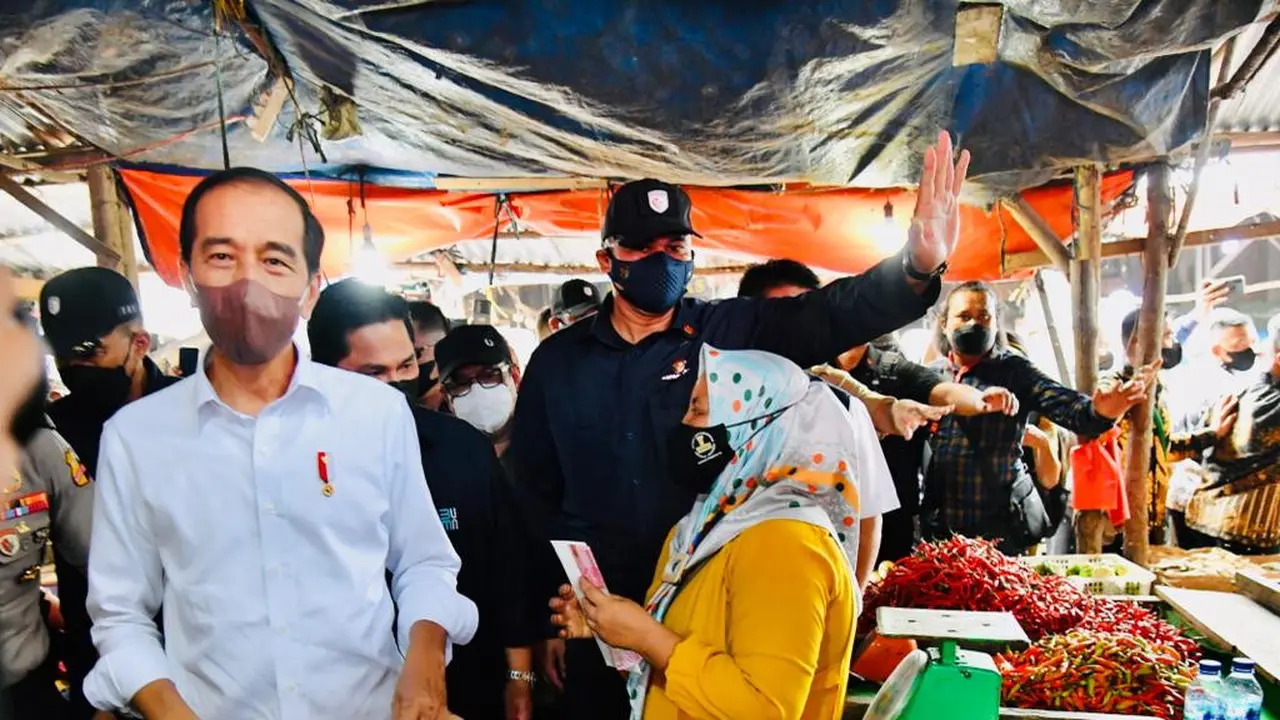 Kunjungan ke Muara Enim, Presiden Jokowi Belanja Cabai di Pasar Tradisional