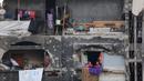 Anak-anak perempuan Palestina yang mengungsi melihat keluar rumah yang rusak tempat mereka berlindung di Beit Lahia di Jalur Gaza utara, menjelang waktu berbuka puasa selama bulan suci Ramadan pada 9 Maret 2025. (Omar AL-QATTAA/AFP)