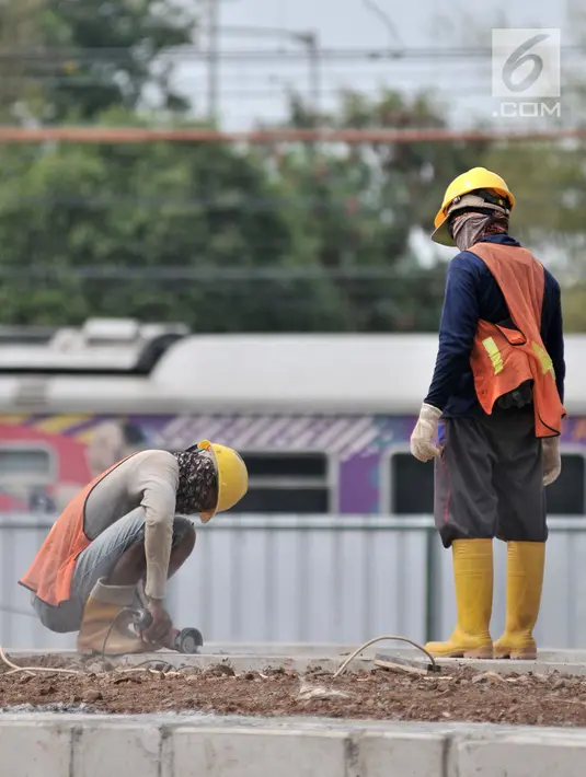 Aktivitas pekerja proyek Double Double Track (DDT) Paket A Stasiun Manggarai-Jatinegara di kawasan Manggarai, Jakarta, Selasa (28/8). (Merdeka.com/Iqbal Nugroho)