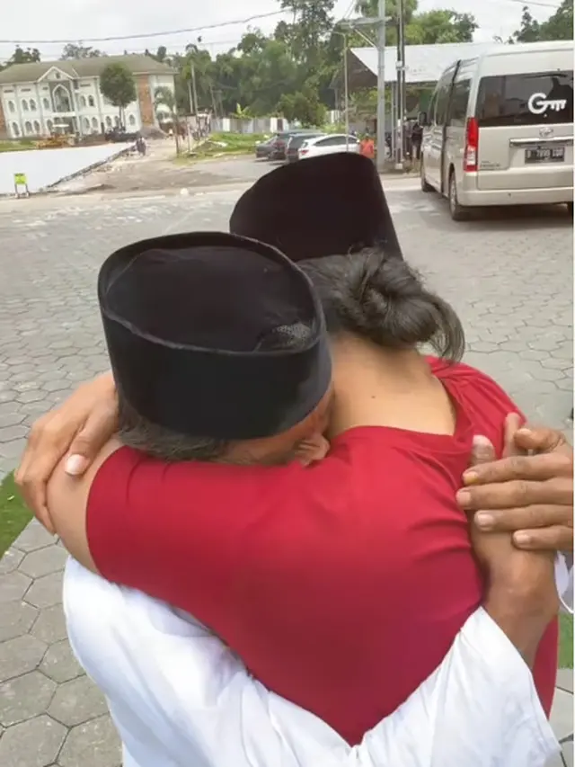 6 Momen Sunhaji Penjual Es Teh Berangkat Umroh, Pamitan dengan Miftah Maulana