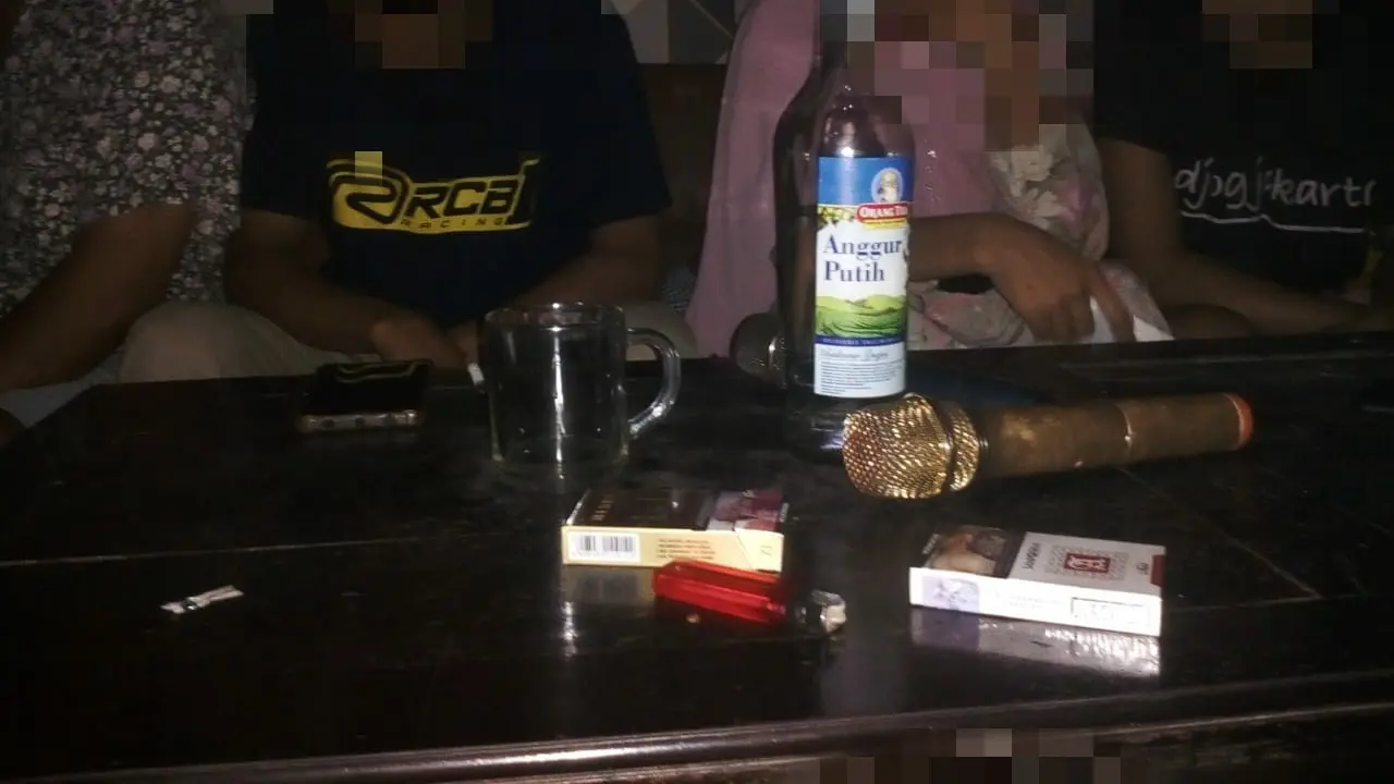 Penggerebekan karaoke ilegal