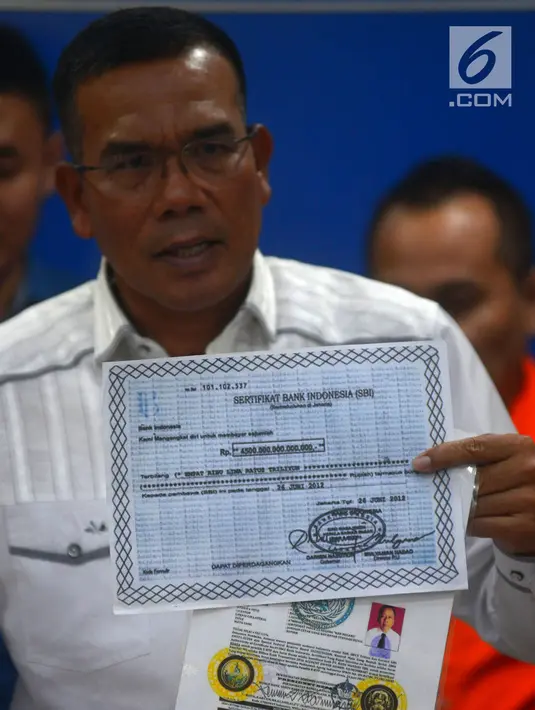 Wakil Direktur Tipideksus Bareskrim Polri Kompol Daniel Tahi Monang Silitonga menunjukkan Sertifikat Bank Indonesia (SBI) palsu di Bareskrim, Jakarta, Kamis (16/8). UN Swissindo juga dikenal juga sebagai Sekte Penghapus Utang. (Merdeka.com/Imam Buhori)