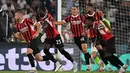 Bek AC Milan, Strahinja Pavlovic (kiri) melakukan selebrasi setelah mencetak gol pertama bagi timnya dalam laga Serie A Italia melawan Lazio di Stadion Olimpico, Roma, 31 Agustus 2024. (Tiziana Fabi/AFP)