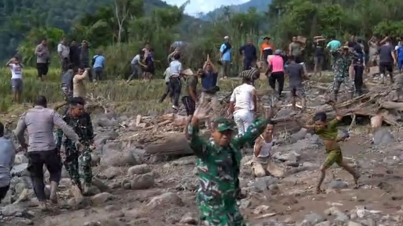 Bantuan Logistik Akhirnya Jangkau Kawasan Terisolasi Pining Gayo Lues Pasca Banjir Besar