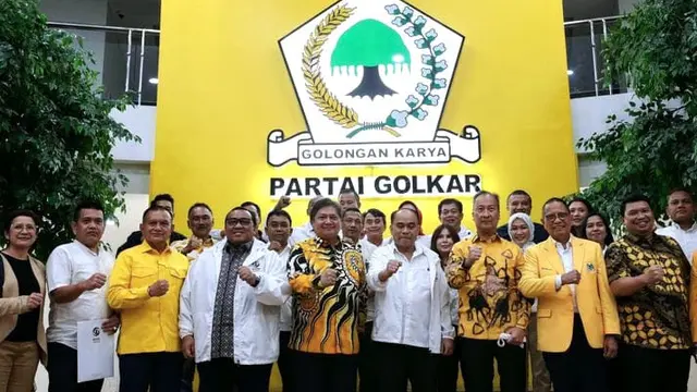 Sejumlah relawan Jokowi yang tergabung dalam Musyawarah Rakyat (Musra) Indonesia bertemu Ketua Umum Partai Golkar Airlangga Hartarto.