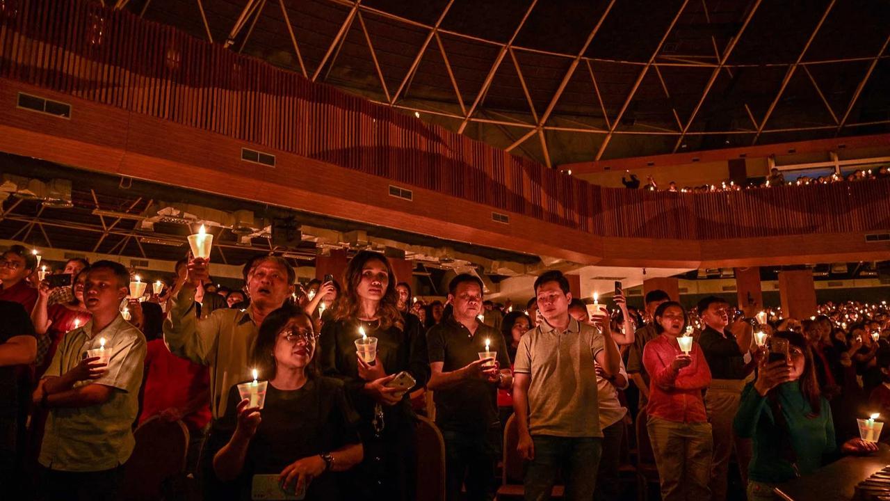 FOTO: Ribuan Lilin Menyala dalam Doa Natal di Gereja Bethany Nginden Surabaya