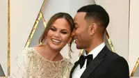 Hari Ayah, Chrissy Teigen Beri Kejutan Seksi untuk John Legend