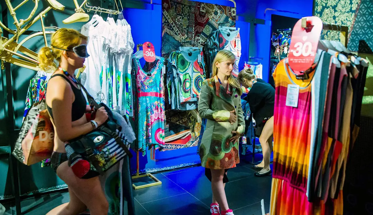 100 pelanggan pertama berhak memilih dan mendapatkan pakaian gratis dari gerai Desigual yang sedang melakukan promo penjualan musim panas di Berlin, Jerman, (20/6/2014). (REUTERS/Thomas Peter)