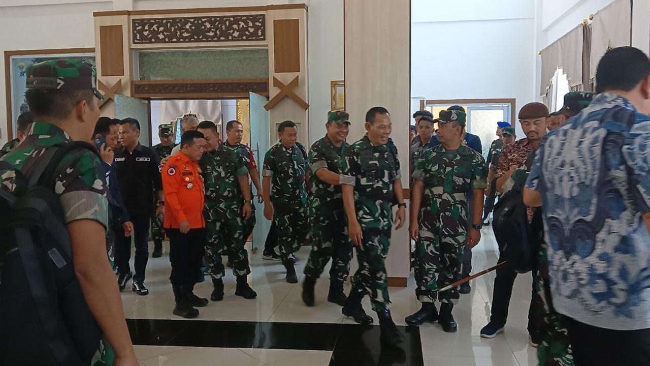 Kasad menambahkan, evaluasi kebakaran hutan dan lahan di Jambi, sudah berkoordinasi dengan gubernur dan akan dibantu langsung peralatan.<br>