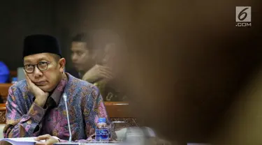 Menteri Agama Lukman Hakim Syaifuddin mengikuti rapat kerja dengan Komisi VIII DPR di Kompleks Parlemen Senayan, Jakarta, Kamis (19/9/2019). Rapat tersebut menyepakati RUU Pesantren dan Pendidikan Keagamaan diubah menjadi RUU Pesantren. (Liputan6.com/Johan Tallo)