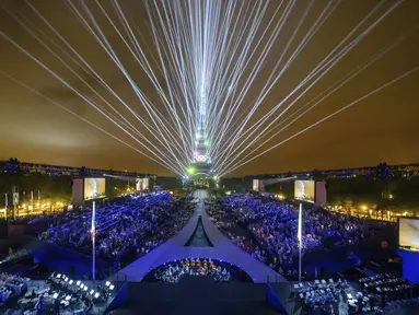 Opening ceremony Olimpiade Paris 2024 begitu berbeda dari edisi-edisi sebelumnya. Untuk pertama kalinya dalam sejarah, pembukaan digelar di luar stadion. (Francois-Xavier Marit/Pool Photo via AP)