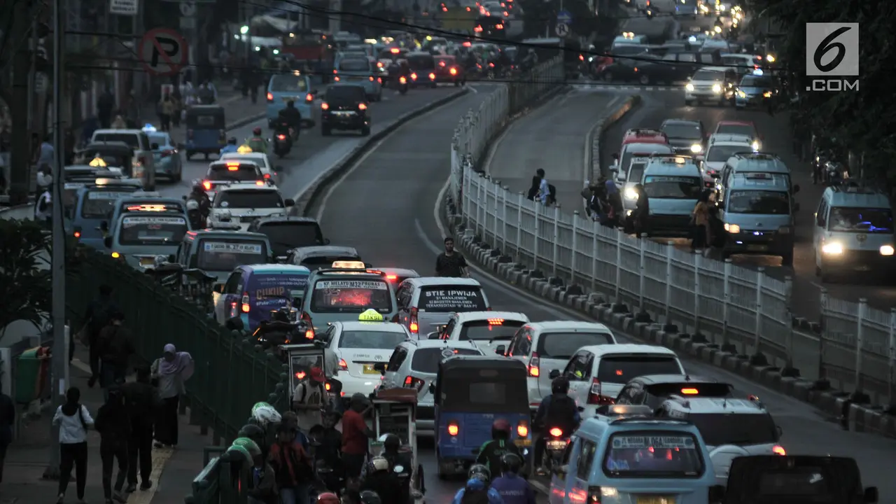 Semrawut Lalu Lintas di depan Stasiun Jatinegara