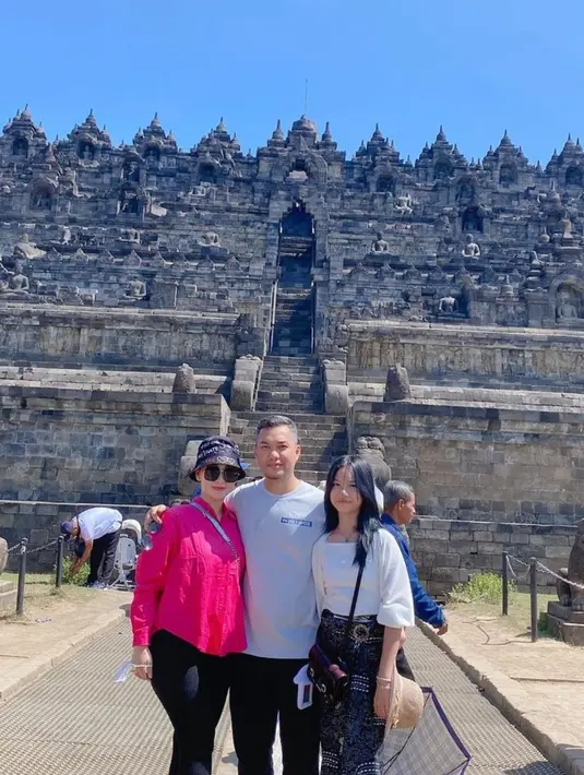Dengan kehangatan yang selalu terpancar di antara mereka, Zaskia Gotik dan Aqila Ramadhani terus menunjukkan bahwa hubungan antara ibu sambung dan anak sambung bisa sangat dekat dan penuh kasih. (Lipuan6.com/IG/@zaskia_gotix)