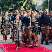 Presiden Jokowi akhirnya Ngunduh Mantu terakhir untuk putra bungsunya, Kaesang Pangarep. [Credit Foto: Biro Setneg]