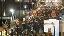 Orang-orang mengunjungi pembukaan pasar Natal besar di pusat perbelanjaan Westfield Centro di Oberhausen, Jerman, Jumat (12/11/2021).  Beberapa pasar Natal hanya mengizinkan pengunjung yang divaksinasi dan pulih atau diuji karena pandemi coronavirus. (AP Photo/Martin Meissner)