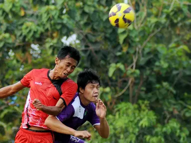 Pesepakbola Persita dan PSAU berebut bola saat laga ujicoba di Lapangan Sutasoma, Halim Perdakusuma Jakarta, Jumat (21/8/2015). Laga uji tanding ini merupakan persiapan Persita menghadapi turnamen PialaPresiden 2015. (Liputan6.com/Helmi Fithriansyah)
