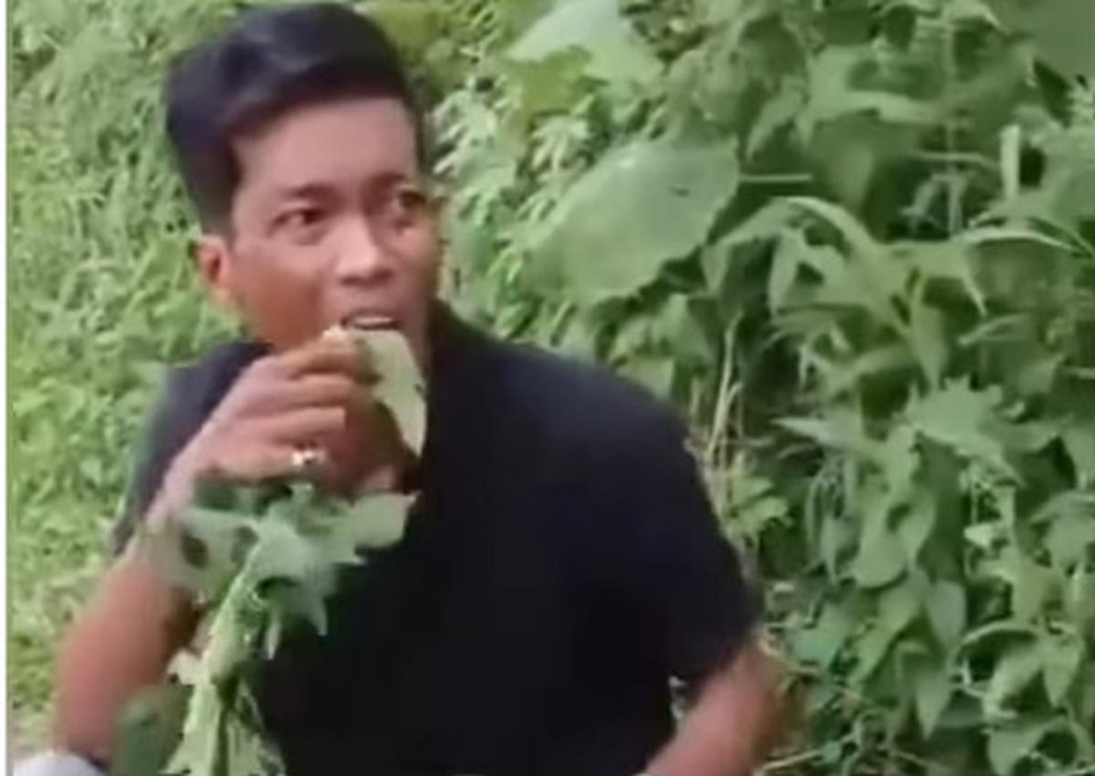 Tangkapan layar video pencuri dipaksa makan daun pepaya.