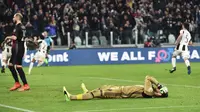 Kiper AC Milan, Gianluigi Donnarumma tampak kecewa setelah gagal menghadang penalti pemain Juventus, Paulo Dybala pada lanjutan Serie A di Juventus stadium, Turin, (10/3/2017). Juventus menang 2-1. (Andrea Di Marco/ANSA via AP)
