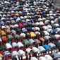 Sholat Jumat adalah aktivitas ibadah salat wajib yang dilaksanakan secara berjama'ah bagi lelaki muslim setiap hari Jumat yang menggantikan salat zuhur. (Liputan6.com/Angga Yuniar)