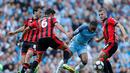 Pemain Manchester City, Raheem Sterling, dikepung pemain Bournemouth dalam laga pekan kelima Premier League di Stadion Etihad, Sabtu (17/9/2016) malam WIB. (Action Images via Reuters/Carl Recine)