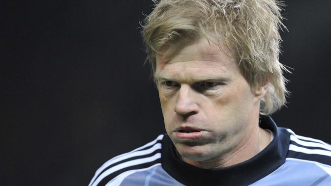 Kiper legendaris Bayern Munchen, Oliver Kahn, menyimpan penyesalan karena pernah menolak kesempatan untuk bergabung dengan Manchester United pada tahun 2000an. (AFP/John Macdougall)