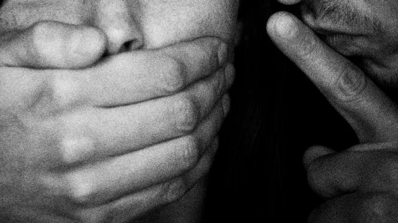 Kepolisian Resor Gowa menangkap seorang pria inisial SY (55) yang tega melakukan rudapaksa terhadap anak kandungnya sendiri inisial NH (17).&nbsp;