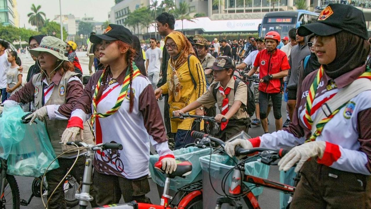 Aksi ini dilakukan untuk tujuan menciptakan lingkungan yang bersih dan berkualitas bagi warga sekaligus memperingati Hari Lingkungan Hidup Sedunia yang jatuh pada tanggal 5 Juni 2024. Foto: merdeka.com / Arie Basuki<br>