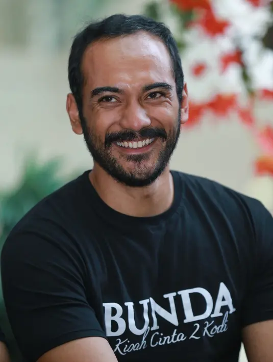 "Untuk bertahan di sana, akhirnya saya jualan di pasar, saya jualan makanan. Keluarga sayang motong daging dan bawang, itu kami lakukan tiap hari Sabtu," lanjutnya. (Adrian Putra/Bintang.com)