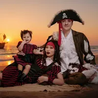 Keluarga Patricia Gouw memilih tema kostum Pirates atau bajak laut. Patricia pun tampil dengan dress merah bergaris hitam lengkap dengan korset hitam. Riasan wajahnya membuatkan semakin tampil totalitas. [@patriciagouw]