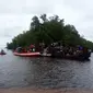 Evakuasi korban tabrakan speed boat di perairan Batu Ampar, Kabupaten Kubu Raya, Kalbar. (Foto: SAR Pontianak/Raden AMP)