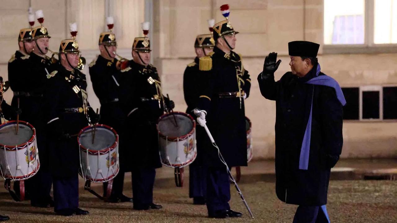 FOTO: Momen Keakraban Prabowo dan Macron dalam Pertemuan di Istana Elysee