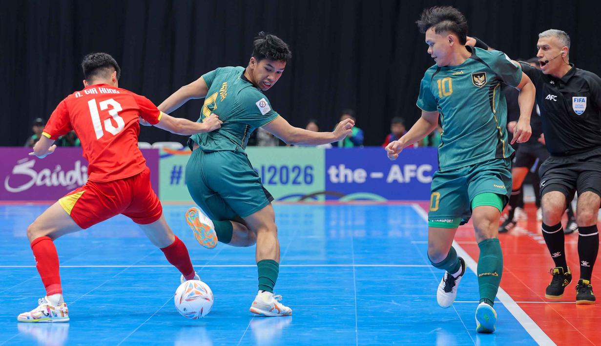 Tidak ada tambahan gol di sisa waktu pertandingan. Tampak dalam foto, pemain Timnas Futsal Indonesia, Mochammad Iqbal Rahmattulah (tengah) bersama Firman Ardiansyah (kanan) berduel dengan Nhan Gia Hung (Vietnam) pada babak perempat final Piala Asia Futsal 2026 di Indonesia Arena, Kompleks Gelora Bung Karno, Senayan, Jakarta, Selasa (3/2/2026). (Bola.com/Bagaskara Lazuardi)