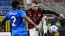 Ante Rebic. Pemain sayap Kroasia berusia 28 tahun yang kini menjalani musim ke-3 bersama AC Milan ini menjadi top skor AC Milan di musim pertamanya saat berstatus pinjaman dari Eintracht Frankfurt. Ia mampu mencetak 18 gol bagi AC Milan di semua ajang pada musim 2019/2020. (AFP/Miguel Medina)