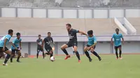 Laga uji coba antara Persita Tangerang melawan tim Persita U-20 di Sport Center Kelapa Dua, Tangerang, Jumat (11/9/2020). (Dok. Persita)