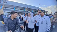 Kepala BMKG Dwikorita Karnawati menyapa penumpang di Pelabuhan Ketapang Banyuwangi (Hermawan Arifianto/Liputan6.com)