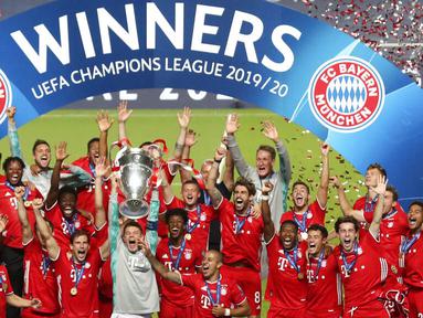 Kapten Bayern Munchen, Manuel Neuer, memimpin rekannya mengangkat trofi saat selebrasi juara Liga Champions di Stadion The Luz, Portugal, Senin (24/8/2020). Bayern Munchen berhasil menjadi juara usai menaklukkan PSG 1-0. (Miguel A. Lopes/Pool via AP)