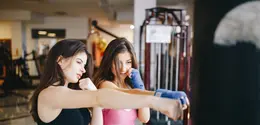 Pergi ke gym sering kali menjadi pilihan banyak orang untuk menjaga kebugaran tubuh, meningkatkan stamina, hingga mengelola stres. Namun, di balik deretan alat fitness dan semangat berolahraga, ada satu hal penting yang sering kali terlupakan, yaitu etika dan aturan saat berada di gym.(foto/dok: freepik)
