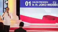 Calon presiden nomor urut 01 Joko Widodo atau Jokowi memberi paparannya dalam debat kedua Pilpres 2019 di Hotel Sultan, Jakarta, Minggu (17/2). Dalam debat kedua ini tidak ada kisi-kisi. (Liputan6.com/Faizal Fanani)
