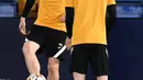 Gelandang Young Boys, Sandro Lauper mengontrol bola selama sesi latihan di Estadio de la ceramica di Villarreal, Senin (1/11/2021). Young Boys  akan bertandnag ke markas Villarreal pada matchday 4 Grup F Liga Champions 2021/22, Rabu (3/11) WIB di Estadio de la Ceramica (JOSE JORDAN / AFP)