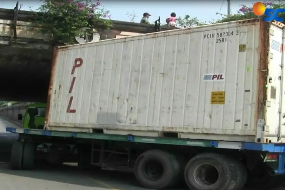 Truk Nyangkut di Underpass, Arah Ciputat Mengular 1 Km