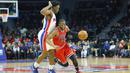 Pemain Chicago Bulls, Dwyane Wade #3 berusaha melewati hadangan pemain Detroit Pistons  pada laga NBA di Auburn Hills, ( Tues07/12/2016). Detroit menang 102-91. (Reuters/Aaron Doster-USA TODAY Sports)