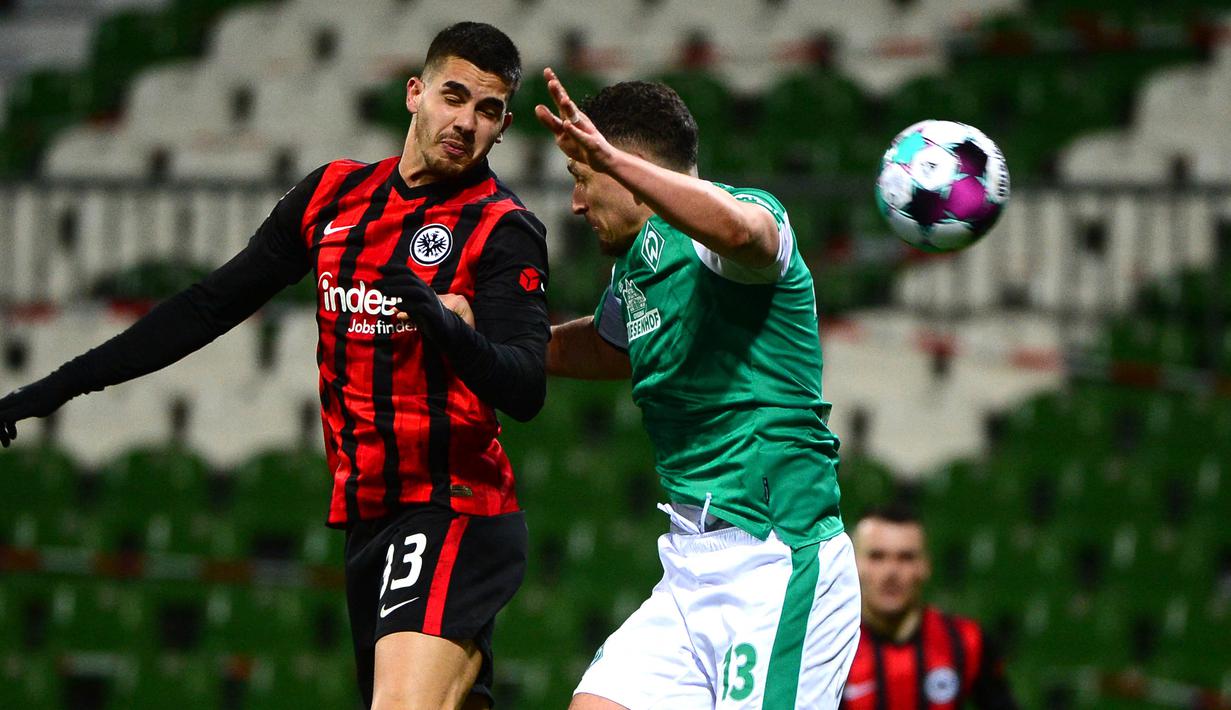 Andre Silva. Striker Eintracht Frankfurt berusia 25 tahun ini menjadi aset klub jika berhasil diboyong Manchester United guna memperoleh dana segar untuk mendapatkan kembali mantan striker mereka yang kini berlabuh di Real Madrid, Luka Jovic. (AFP/Patrik Stollarz)