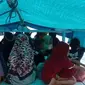 Puluhan siswa bersama guru Sekolah Dasar Negeri (SDN) Sukun, berada di dalam kapal motor menuju kota Maumere untuk mengikuti simulasi ANKB. (Liputan6.com/Dionisius Wilibardus)